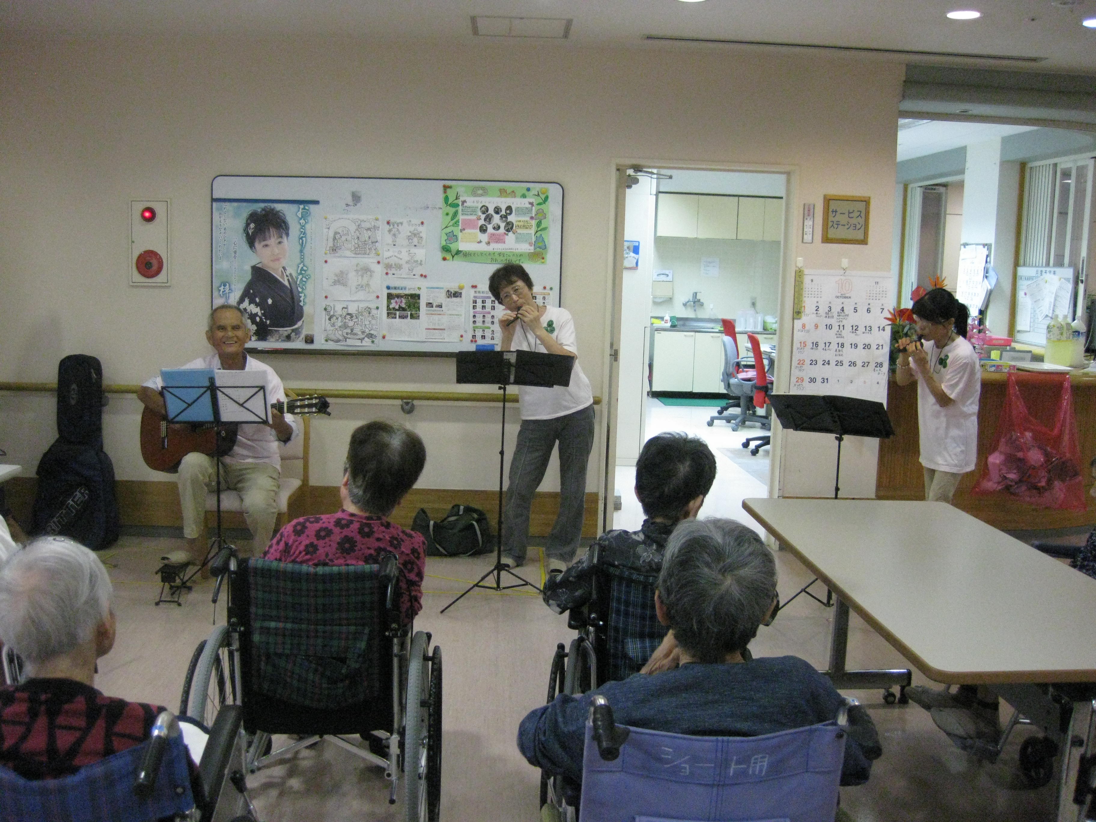 曲に合わせて口ずさむ利用者さまも