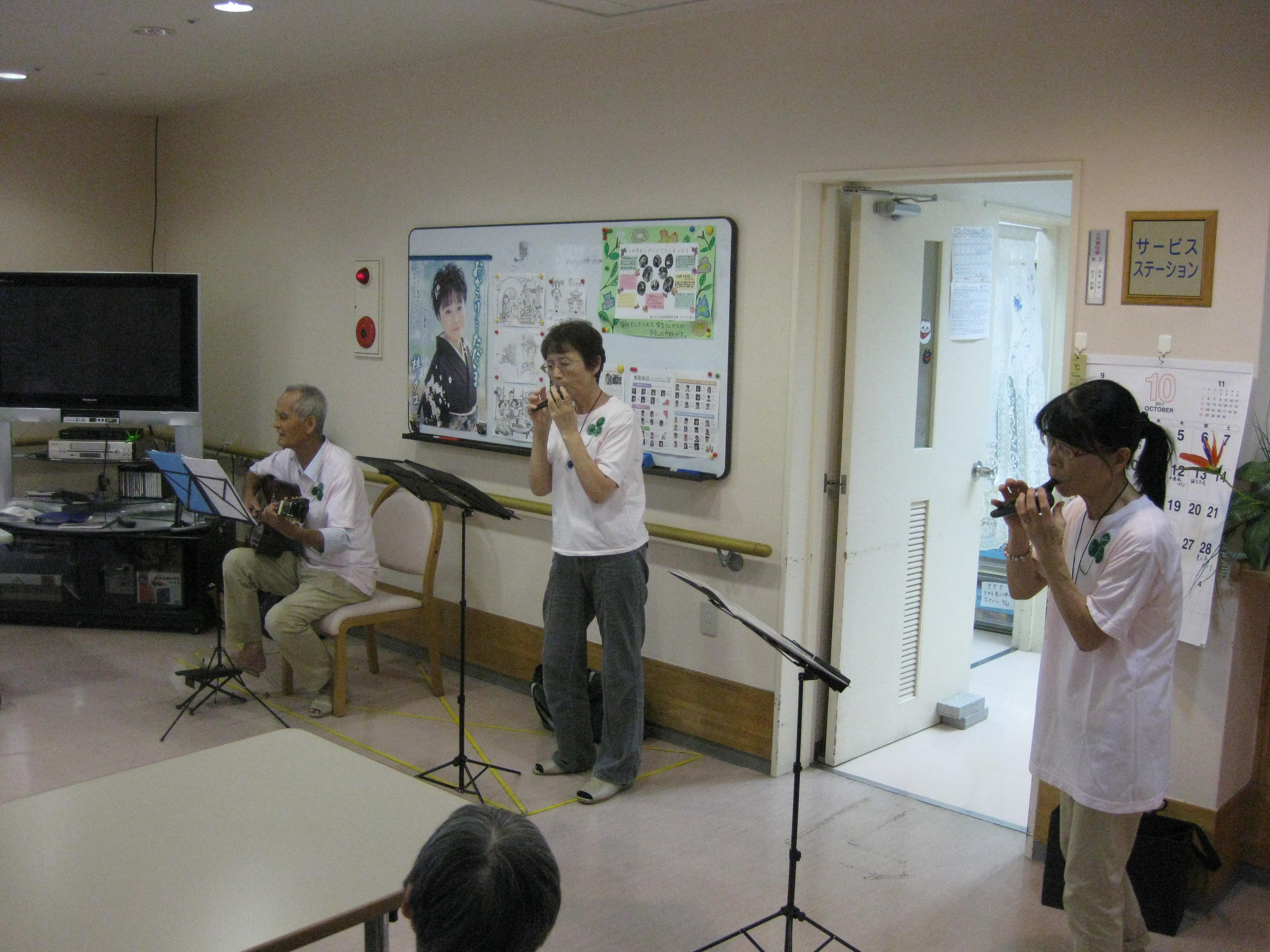 息の合ったギターとオカリナの演奏