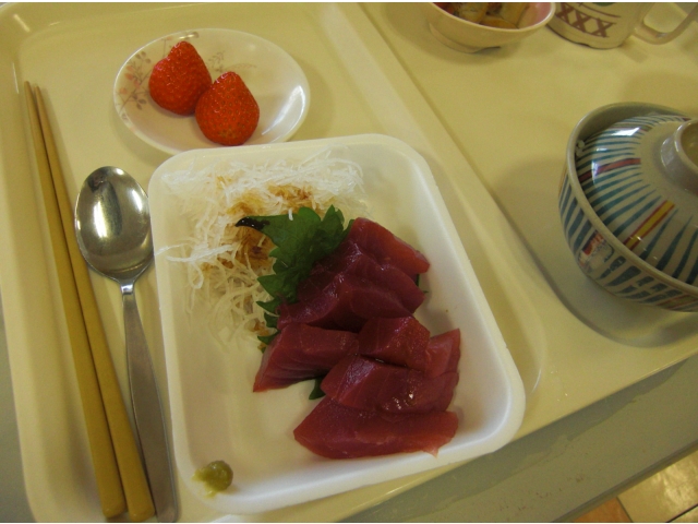 昼食はまぐろのお刺身★