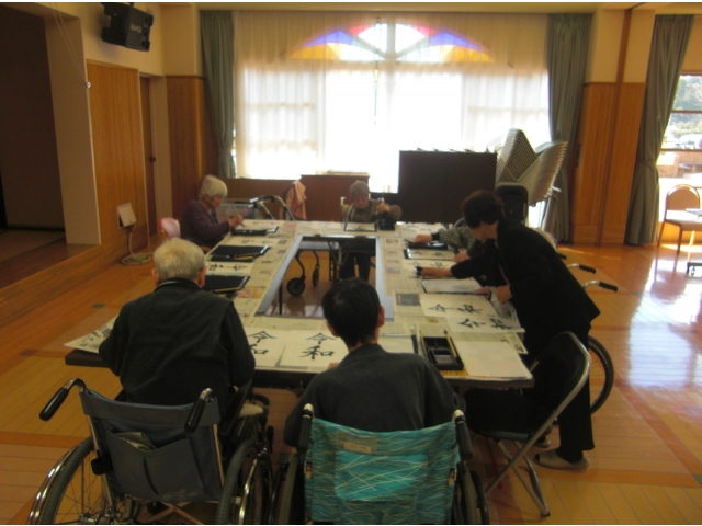 皆さん、きれいな字で新年号をお祝い♪