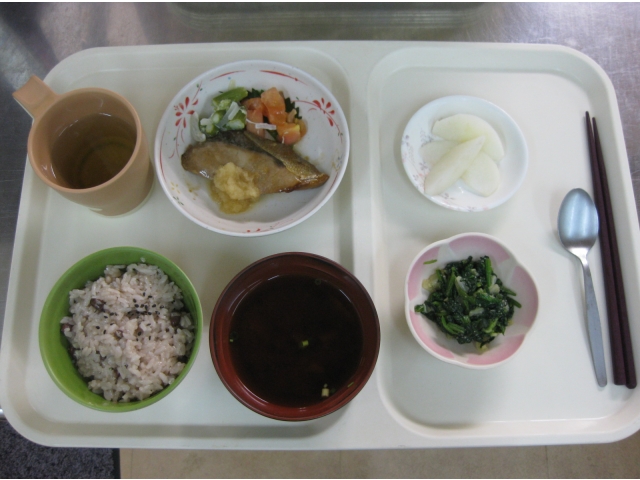 赤飯、ぶりの照り焼き、ほうれん草のごま和え、味噌汁、なし