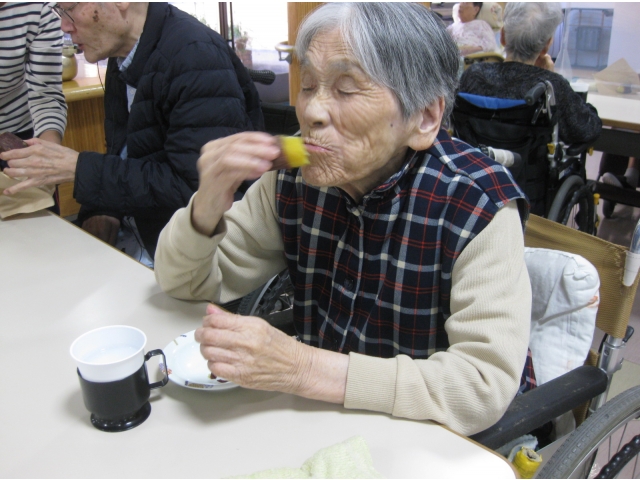 最後はおいしーい焼き芋　ほっぺが落ちそう！