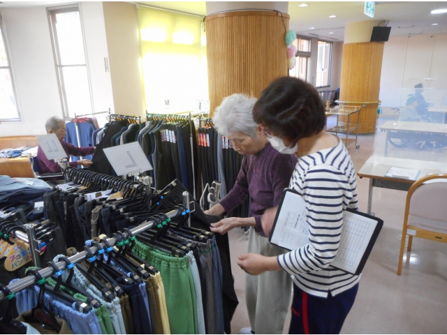 介護員も寄り添って利用者様の相談にのります。購入した衣類は丸屋様が名前を付けて下さり助かります。
