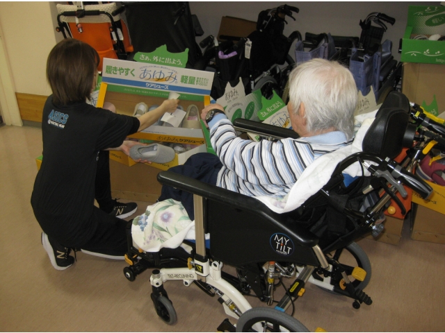 靴の履き心地も試すことが出来ます。　　　　　　　　愛厚ホーム豊川苑