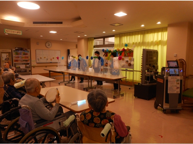 事務室の職員は音楽に合わせて踊りました。