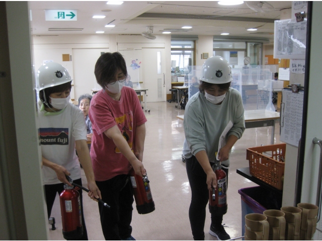 夜間想定のため、夜勤者、宿直者のみで初期消火をします。