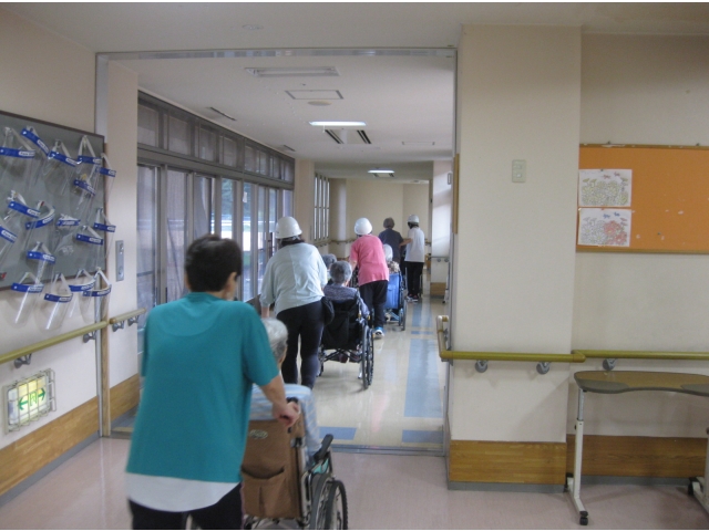 消防署へ連絡して避難誘導です。利用者様を安全な場所に避難します。