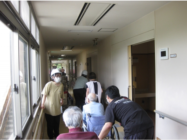 普段と違う雰囲気に、ご利用者様の中には神妙な表情の方もみえました。