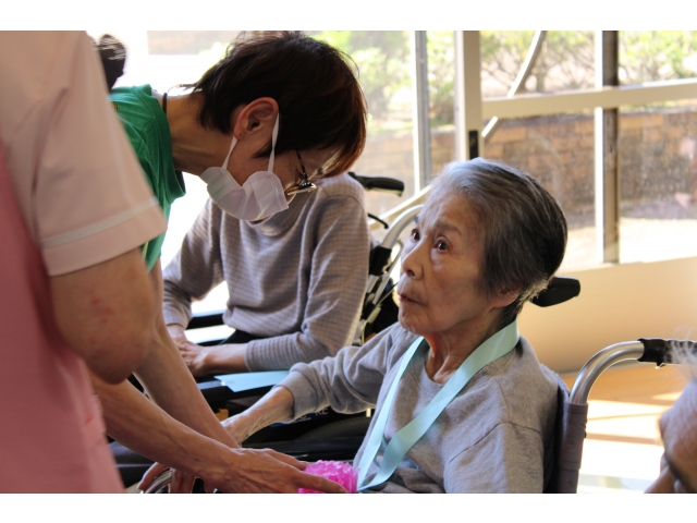 手作り花飾り贈呈