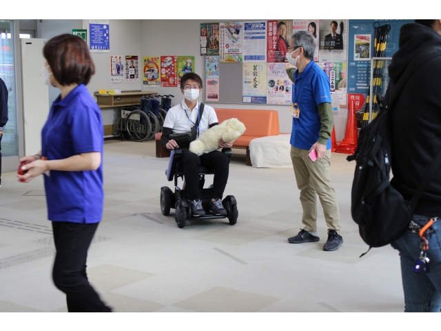 最新電動車椅子「WHILL Model」でのパロ案内