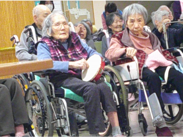 聞きおぼえがある歌は一緒に歌います