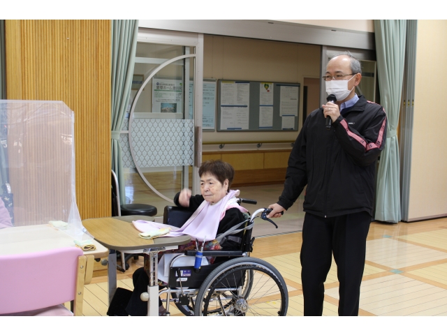 苑長の挨拶からスタート！！それより皆さんの熱い視線はお寿司の方へ💛