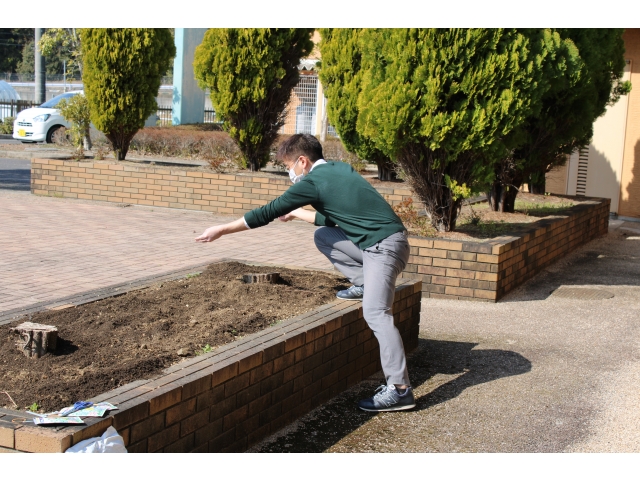 早く芽を出せ、花のタネ♪