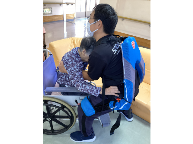 さっそく装着して実際のご利用者様を移乗させていただきました。