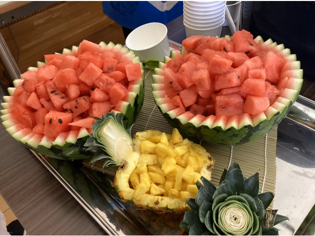 スイカもｿｼｵﾌｰﾄﾞｻｰﾋﾞｽの調理師さんの手にかかればこんなにかわいく変身です✨