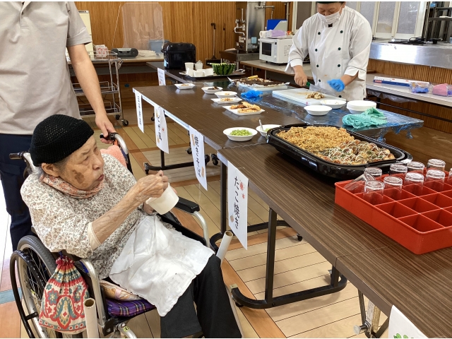 ピザに五平餅に焼きそば…何にしようかな。