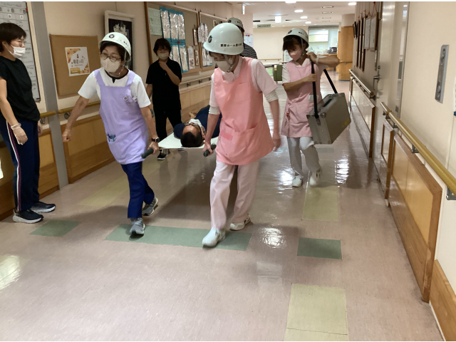 担架を使って避難します