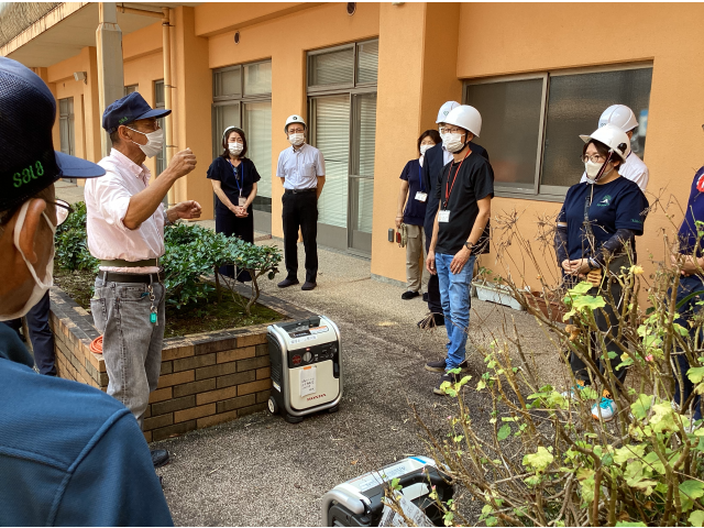 発電機の説明を受けています
