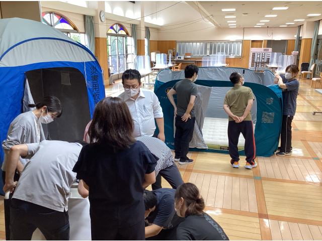 午後は簡易のベッドや仮設トイレの組み立てを行いました