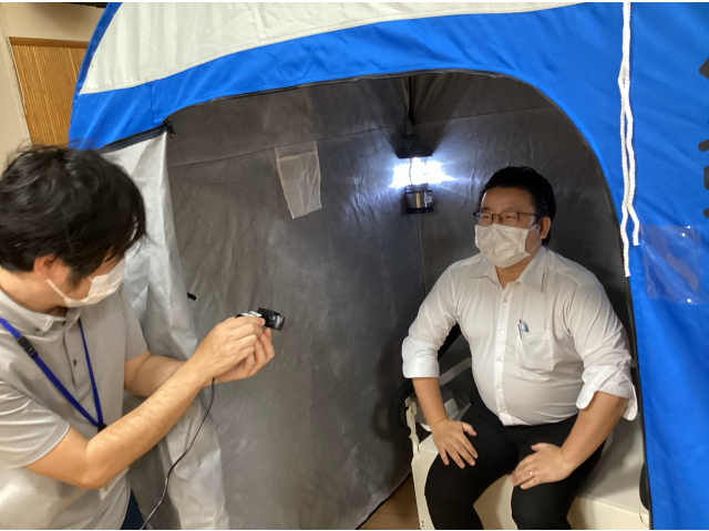 実際に座ってみて座り心地を試しました