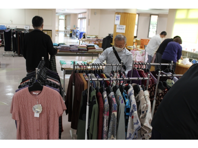 冬物衣類販売🧥皆さん真剣に選んでいらっしゃいました