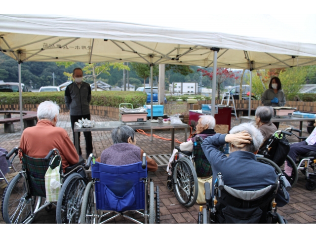 においに誘われ皆さん集まってきてくれました。お腹の準備も万端な様子です。