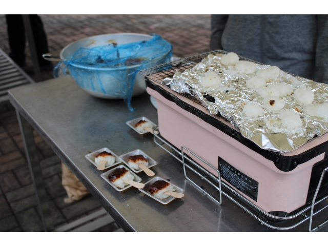 一口サイズの五平餅も一緒に焼いてみました。