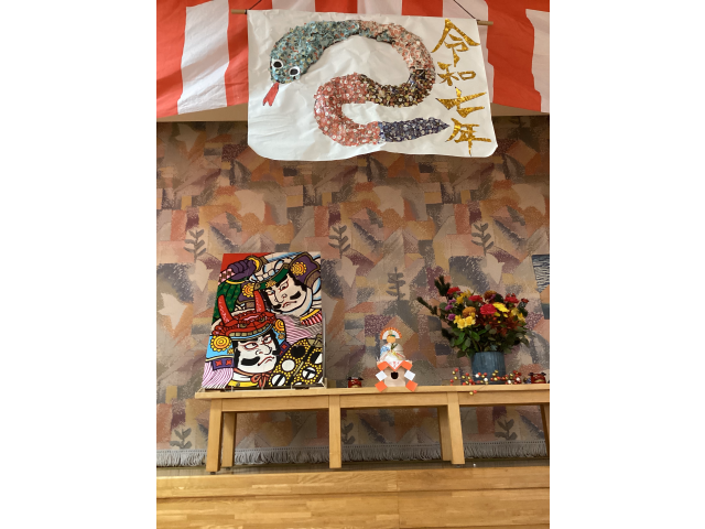 正月飾りと一緒に利用者様と作成した今年の干支の貼り絵を飾りました