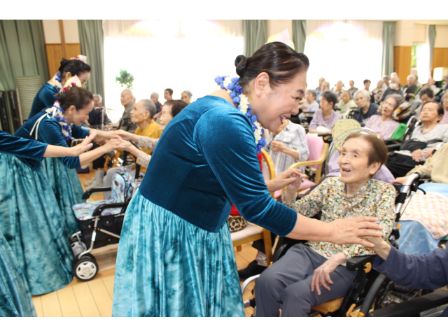 笑顔が素敵なフラガールの方々から元気を分けていただきました