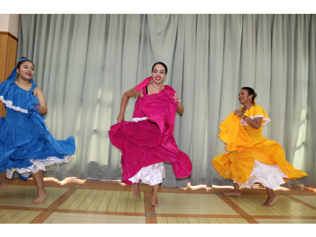 華やかな衣装が眩しいです✨