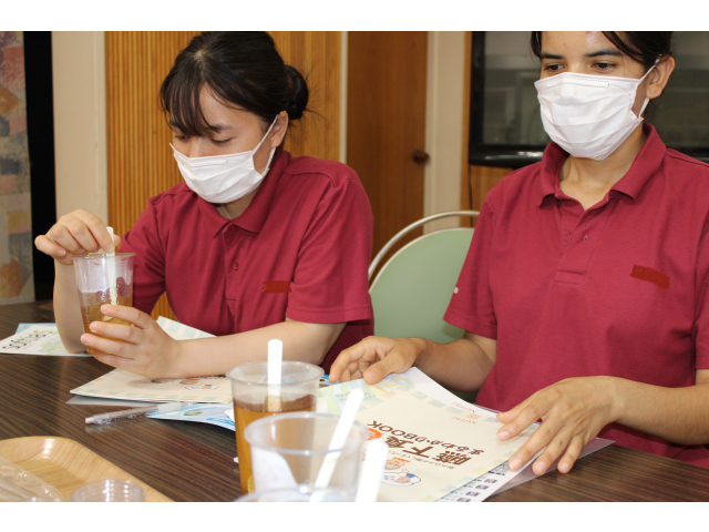 実習生の方も飲み比べ中…