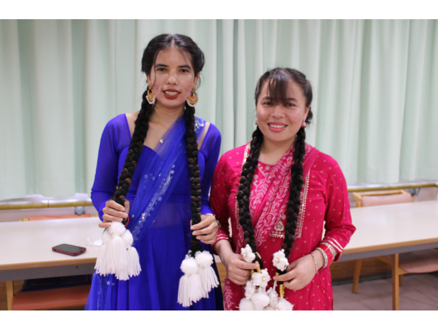 なんと髪につけている飾りは手作りとのこと✨