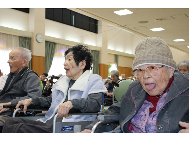 顔の体操で発声練習です。