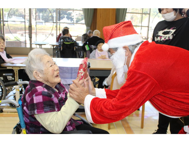 サンタさんが登場し嬉しそうです😁