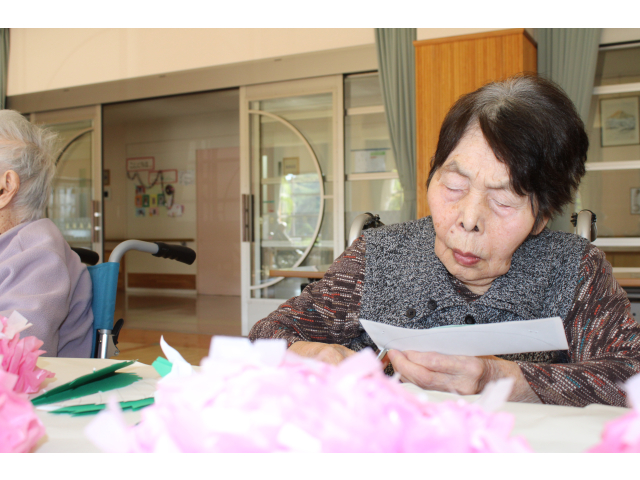 厚紙が硬くて手が痛いけれど集中！！