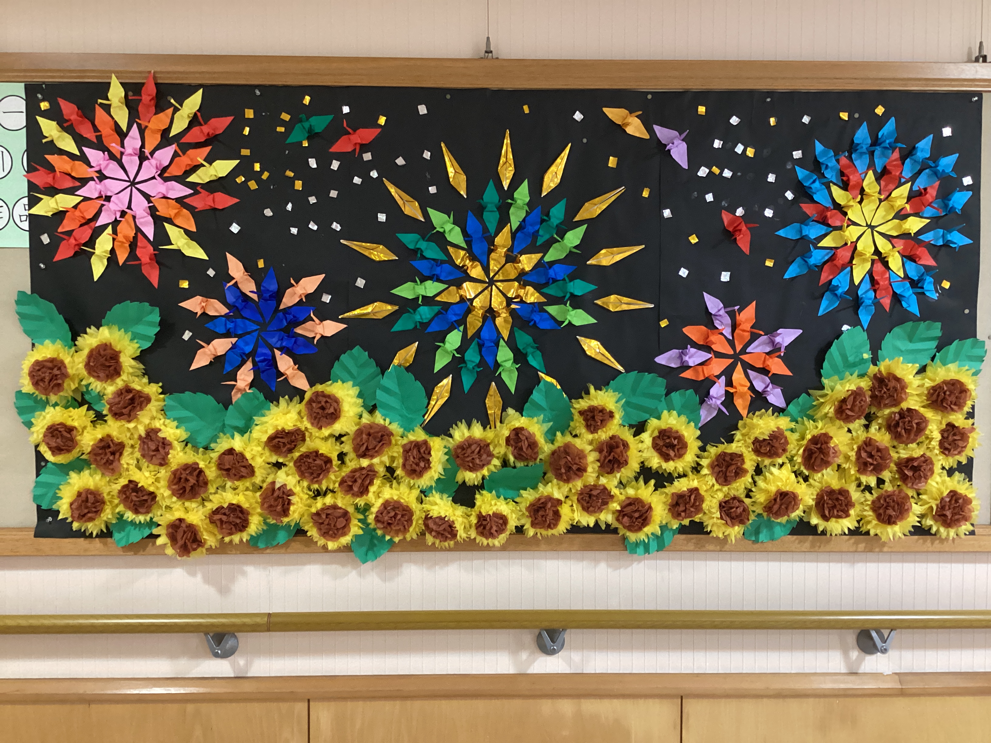 １階では折鶴を使い、花火の壁画を作りました🎇