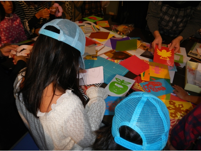 大人も子供も剪紙を楽しみました