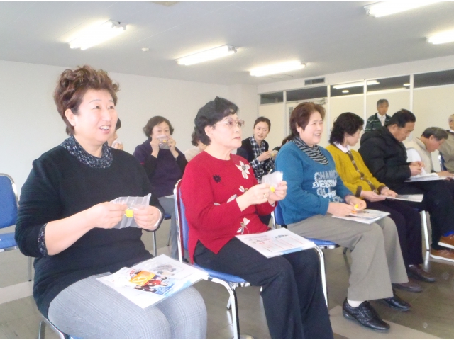 皆さん、熱心に説明を聞いています