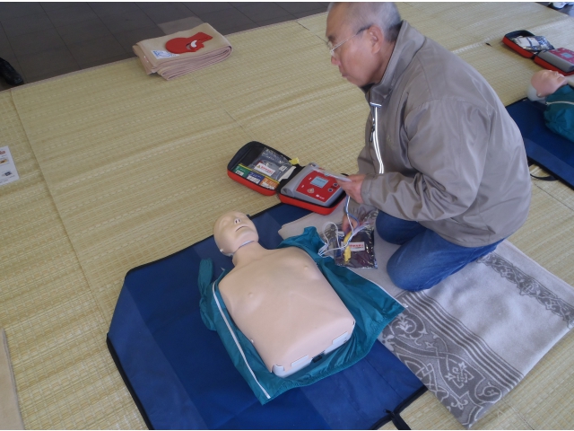 AEDの音声ガイダンスに従って処置します