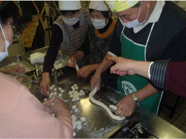 小麦を伸ばして、小さく千切る