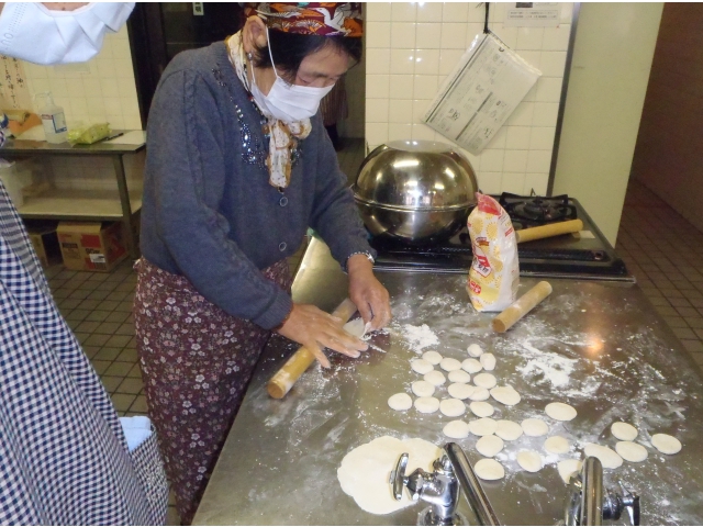 丸めて、麺棒で皮をつくる
