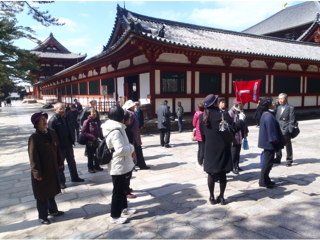 大仏殿の回廊を出て若草山へ