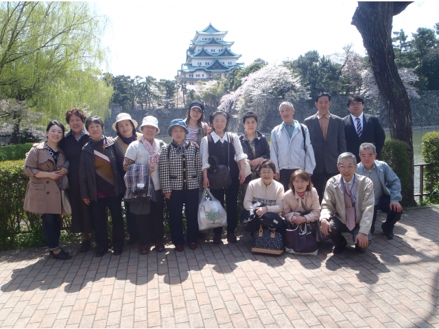 天守閣をバックに‘チエーズ’