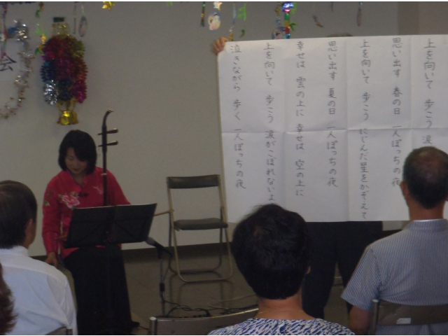 皆さんで一緒に合唱。