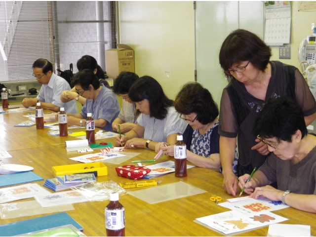 熊谷講師による剪紙教室の指導風景