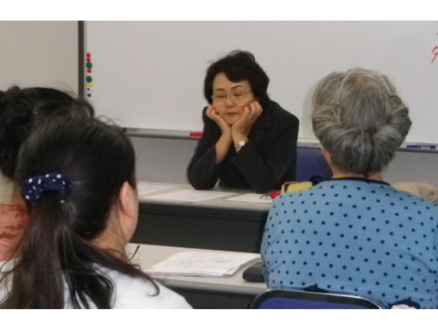 表情や態度の重要さを演じる講師