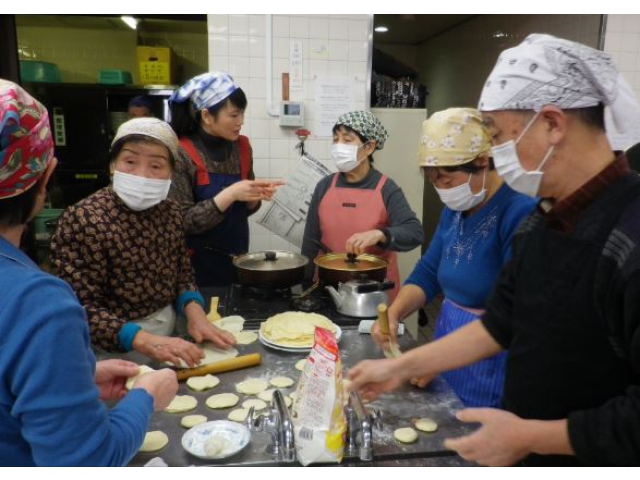 「春饼」の皮をつくります
