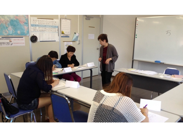 平仮名を練習中。すごい集中力！