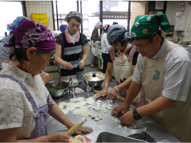 餃子は皮から作ります