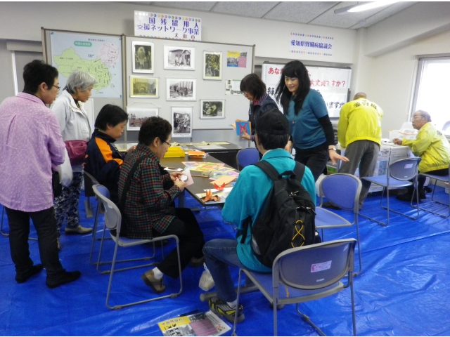 福祉課ブース（剪紙教室）